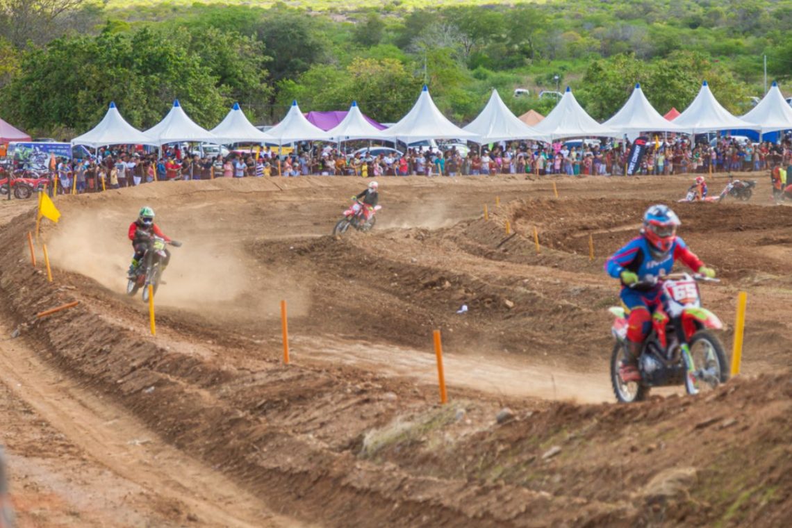 Aos 8 anos, moradora de Cianorte acumula vitórias e faz sucesso no motocross