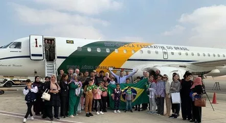 Avião com terceiro grupo de repatriados de Gaza chega ao Brasil